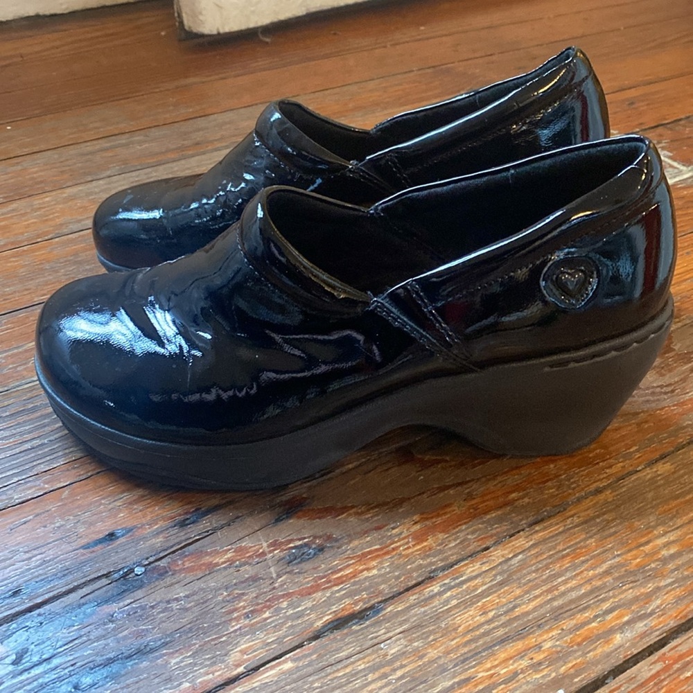 Nurse Mates black patent leather clogs size 9
